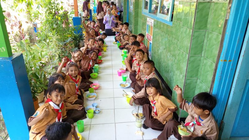 SEHAT DAN BERGIZI: Siswa SDN Jasem bersiap menyantap makan pagi bergizi yang didapat dari hasil penjualan sampah nonorganik di lingkungan sekolah, Sabtu (10/5).