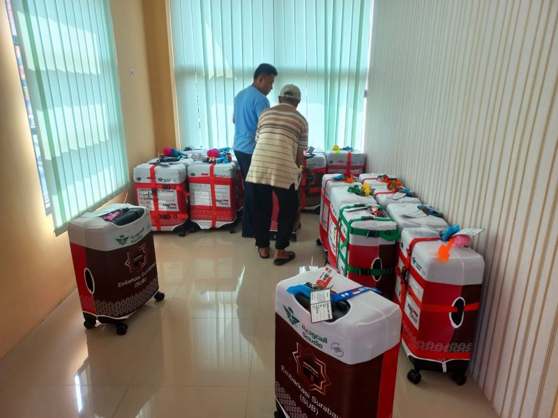 DIKIRIM: Petugas Kantor Kemenag Kota Mojokerto mengangkut koper milik CJH kloter 47 SUB untuk diantar menuju Asrama Haji Sukolilo, Surabaya, Selasa (13/5).