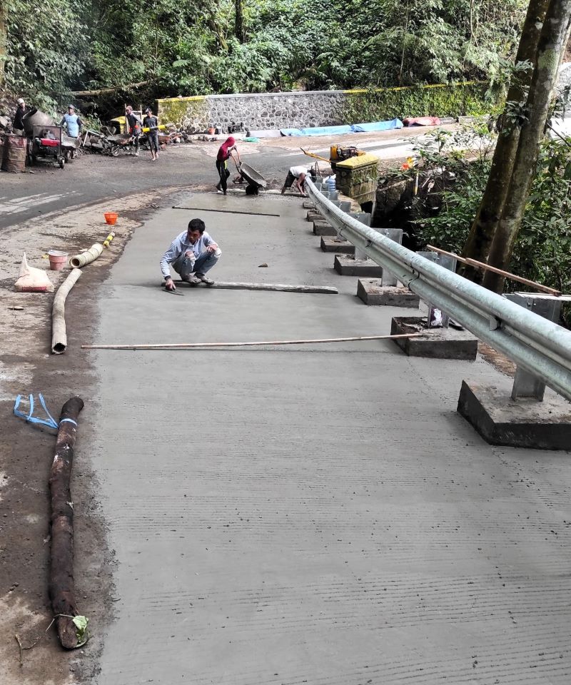 PENGUATAN JALAN: Petugas DPU Bina Marga Jatim mengecor bahu jalan sekitar area longsor jalur Pacet - Cangar, Desa/Kecamatan Pacet, Kabupaten Mojokerto.