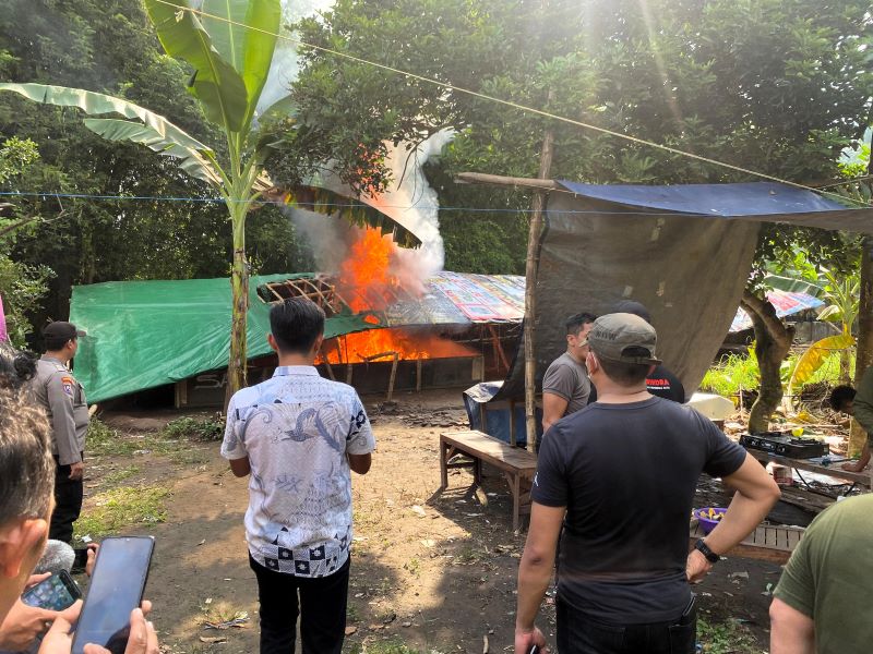 AGAR JERA: Arena sabung ayam di Desa Modongan, Kecamatan Sooko, dibakar petugas kepolisian agar tak kembali digunakan.