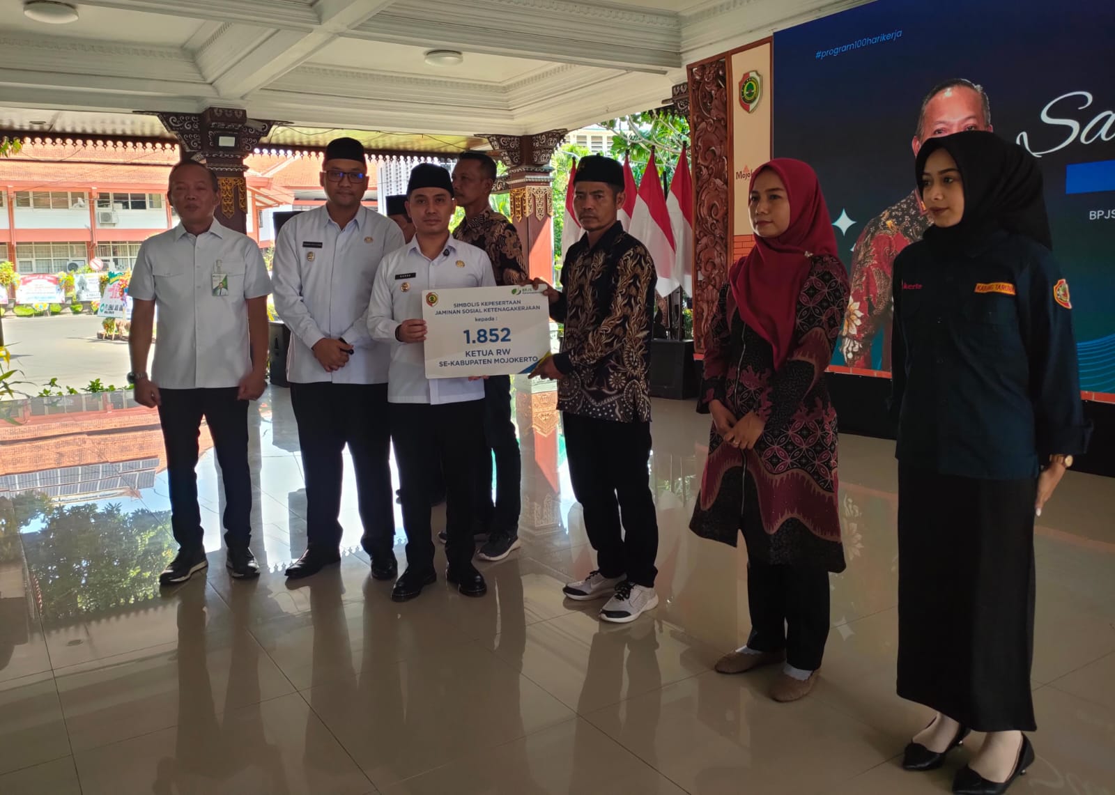 Realisasi Program: Bupati Mojokerto Muhammad Albarraa didampingi Wakil Bupati M. Rizal Oktavian dan Kepala Kantor Wilayah BPJS Ketenagakerjaan Jawa Timur Hadi Purnomo menyerahkan perlindungan jaminan