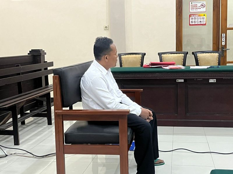 BERSALAH: Terdakwa Dedi Abdullah menjalani sidang putusan di Pengadilan Negeri Mojokerto, kemarin (14/5).