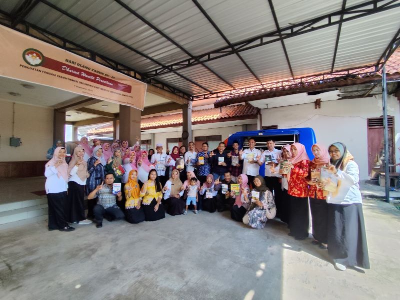 PENULIS KREATIF: Kepala Dinas Perpustakaan dan Kearsipan Kabupaten Mojokerto Noerhono, narasumber, dan peserta bimtek menilik mobil perpustakaan keliling, kemarin (14/5).&nbsp;