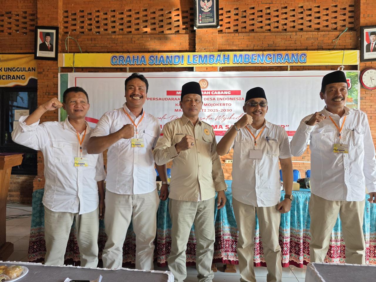 TERBENTUK: Kades Temon, Sunardi (tengah) secara aklamasi terpilih sebagai Ketua PKD Indonesia Kabupaten Mojokerto pada Muscab di Lembah Mbencirang, Desa Kebontunggul, Kecamatan Gondang, Rabu (14/5).