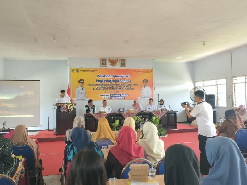 DUKUNGAN KONKRET: Bupati Muhammad Albarraa memberi suntikan motiviasi kepada para perajin sepatu pada pelatihan manajerial di Dekopinda Kabupaten Mojokerto, kemarin (14/5).