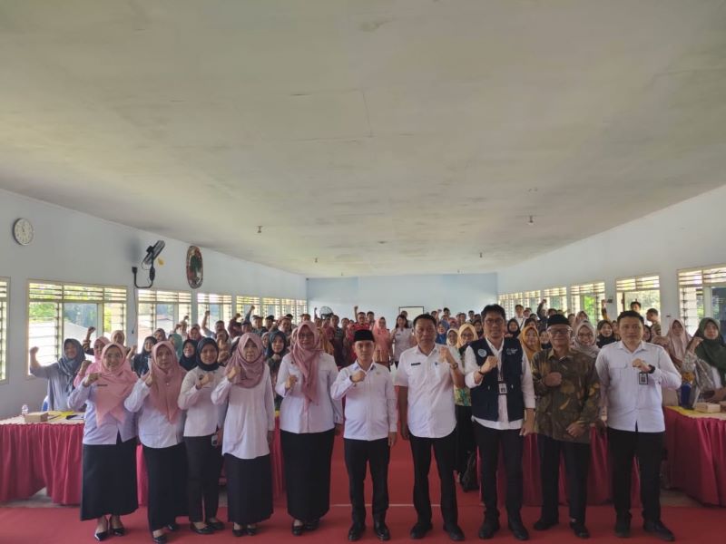 PENGEMBANGAN USAHA: Bupati Muhammad Albarraa foto bersama Kepala Dinas Koperasi dan Usaha Mikro Abdulloh Muhtar usai memberi motivasi pada pelatihan manajerial bagi perajin sepatu di Dekopinda.