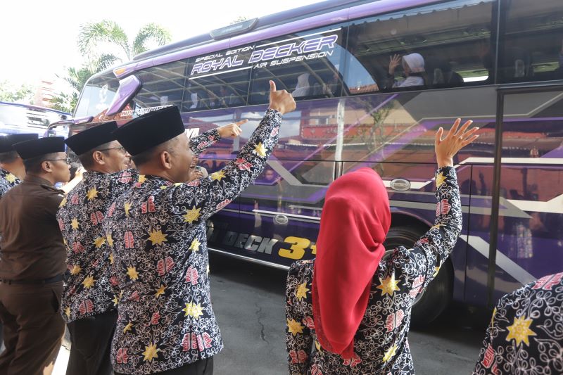 DILEPAS: Rombongan CJH Kota Mojokerto dari Kloter 47 SUB diberangkatkan dari Balai Kota Mojokerto menuju Asrama Haji Sukolilo, kemarin (14/5).