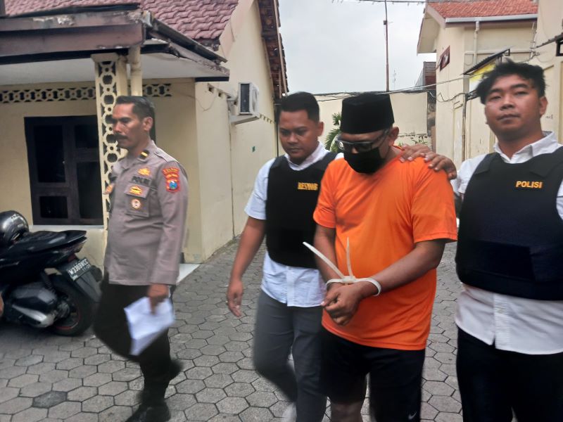 DITAHAN: Tersangka Bagus Lukita Adhi digelandang ke tahanan Mapolres Mojokerto Kota, Rabu (14/5).