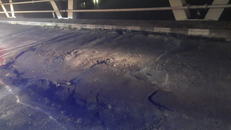 BIKIN CELAKA: Kondisi aspal jalan di Jembatan Gajah Mada, Kota Mojokerto, yang mengakibatkan pemotor terjatuh, Rabu (14/5) malam.