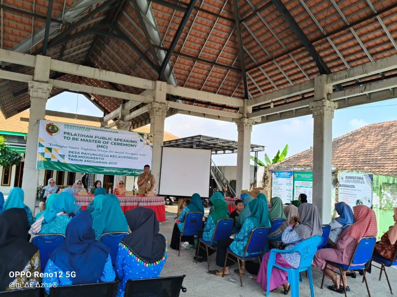 ANTUSIAS: Ibu-ibu PKK peserta pelatihan Public Speaking To Be Master of Ceremony (MC) di balaidesa Payungrejo sangat antusias mendengarkan materi yang disampaikan narasumber.&nbsp;