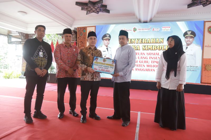 PROGRAM UNGGULAN: Bupati Mojokerto Muhammad Albarraa menyalurkan insentif guru TPQ tahun lalu