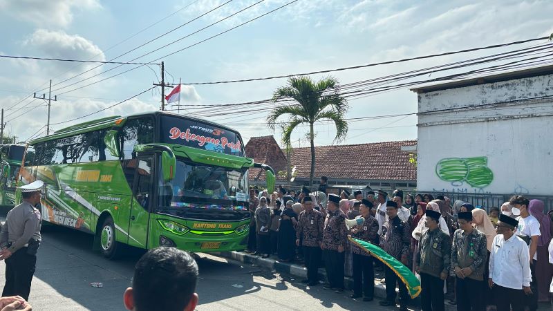 TERPENCAR: Rombongan haji yang tergabung di kloter 49 dilepas dari kantor kemenag, Jalan RA. Basuni Sooko kemarin.