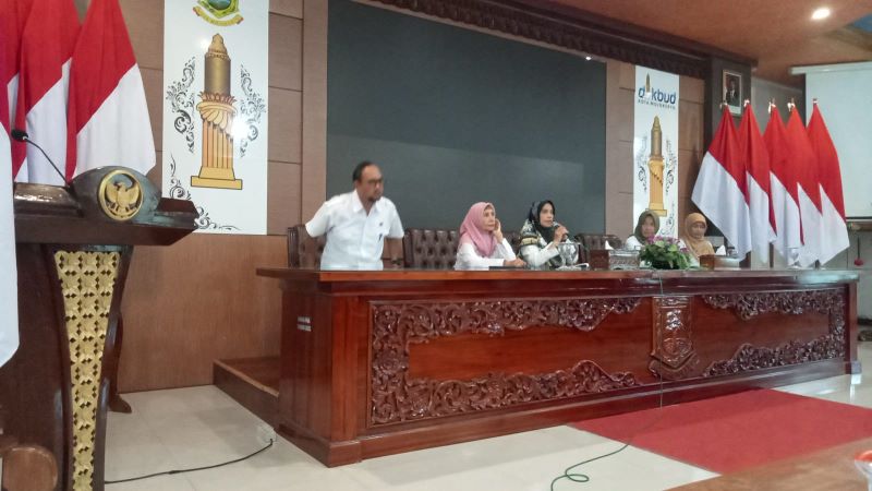 AUDIENSI: Dikbud Kota Mojokerto memanggil kepala TK Dharma Wanita Pulorejo dan wali murid di aula dikbud, kemarin (14/5)