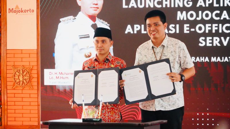 DIGEBER: Bupati Muhammad Albarraa meluncurkan 120 Kopdes Merah Putih di Pendapa Graha Majatama, kemarin (15/5). Secara simbolis, peluncuran turut dihadiri Direktur Bisnis pada LPDB Koperasi dan UKM