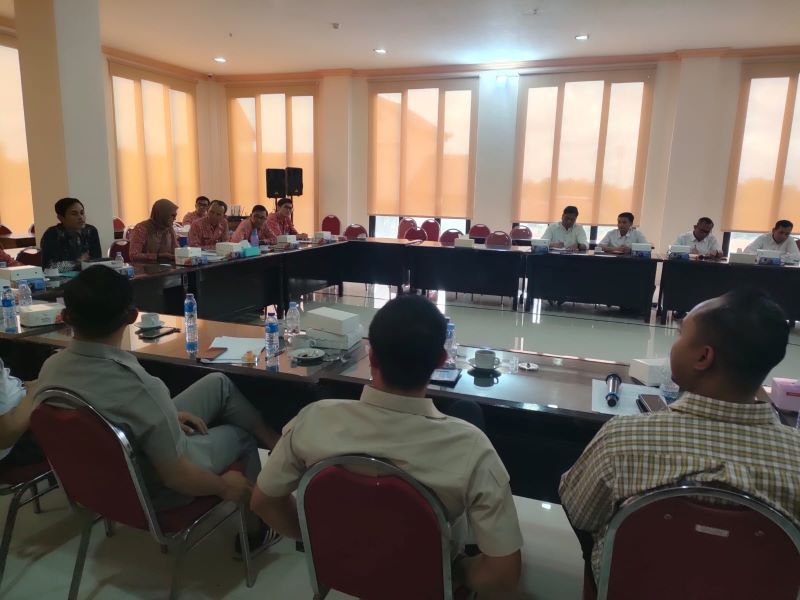 CARI SOLUSI: Komisi III DPRD Kabupaten Mojokerto melakukan hearing atas dugaan pencemaran lingkungan oleh PT. Wilmar Padi Indonesia Mojokerto di Desa Jasem, Kecamatan Ngoro, kemarin (15/5).