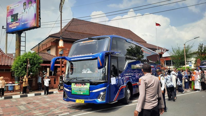 DIBERANGKATKAN: Rombongan CJH Kota Mojokerto dari kloter 49 SUB dilepas menuju Asrama Haji Sukolilo Surabaya, kemarin (15/5).