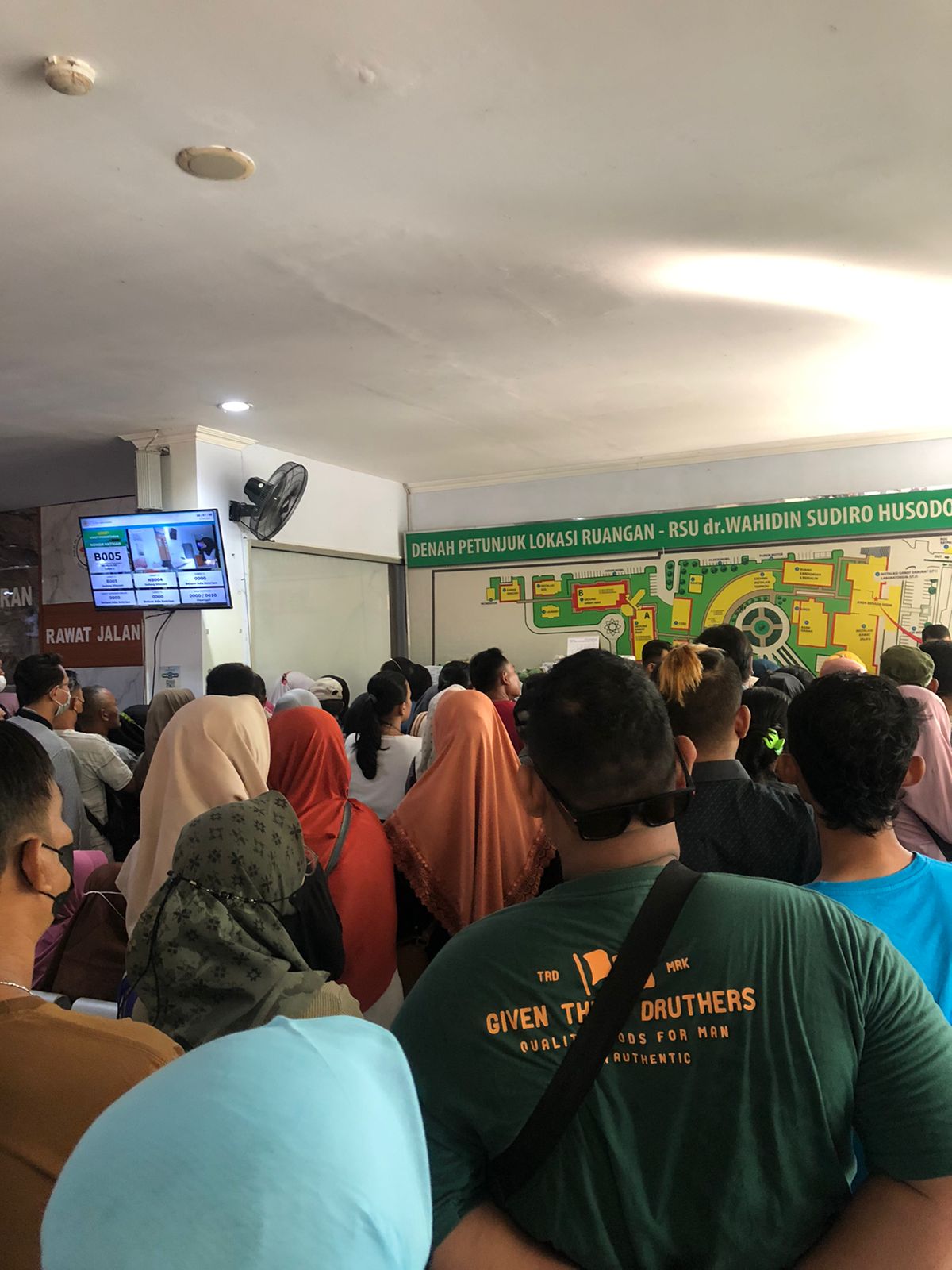 PENYESUAIAN SISTEM: Penumpukan antrean pasien rawat jalan di RSUD dr Wahidin Sudiro Husodo, Kota Mojokerto, membeludak, Kamis (15/5).