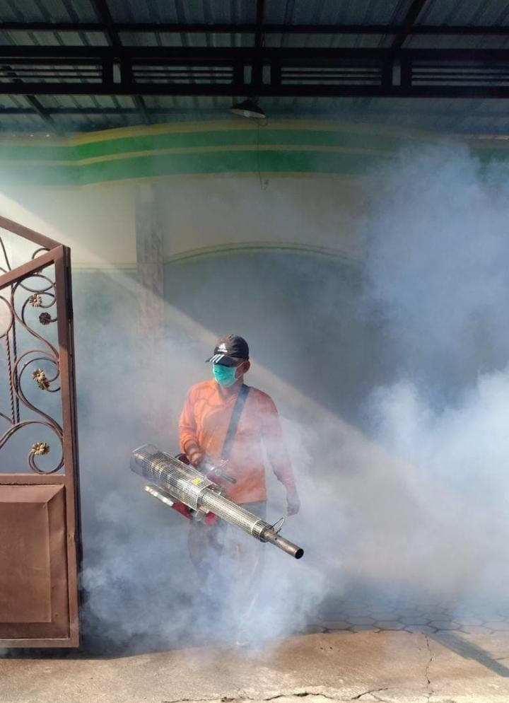 PUTUS PENYEBARAN: Petugas Dinkes PPKB Kota Mojokerto saat melakukan fogging di Lingkungan Bancang, Kelurahan Wates, Kecamatan Magersari, kemarin (16/5).