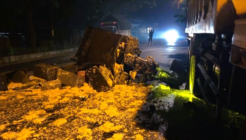 NAHAS: Dorkas muatan tahu terguling usai menabrak truk parkir di pinggir Jalan Gajah Mada, Desa Randubango, Kecamatan Mojosari, kemarin (17/5)