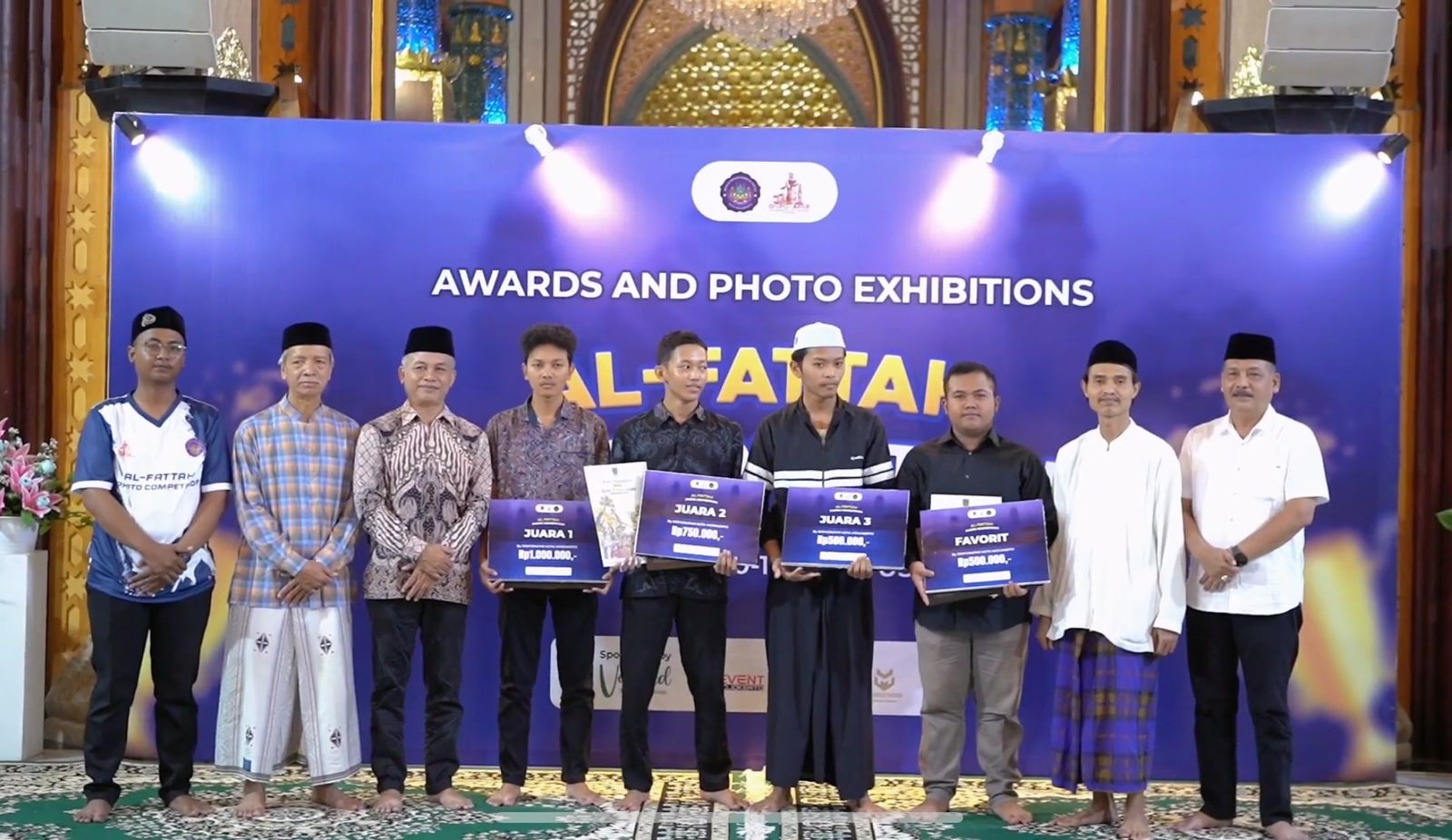 KREATIF: Para pemenang lomba foto menerima plakat juara dalam acara yang digelar Remaja Masjid Agung Al Fattah, Kota Mojokerto, tahun lalu. (foto: dok. Remas Al Fattah for JPRM)