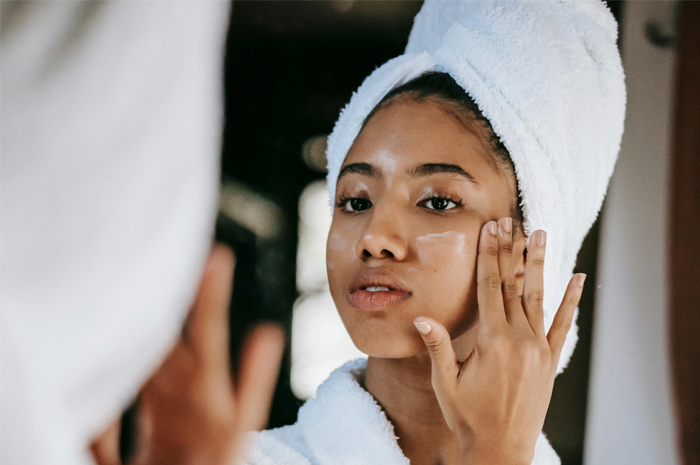 Sering Gonta-Ganti Skincare? Bisa Jadi Skin Barrier Kamu Rusak, Kenali Tanda-Tandanya dan Cara Ampuh Memulihkannya. Sumber: pexels