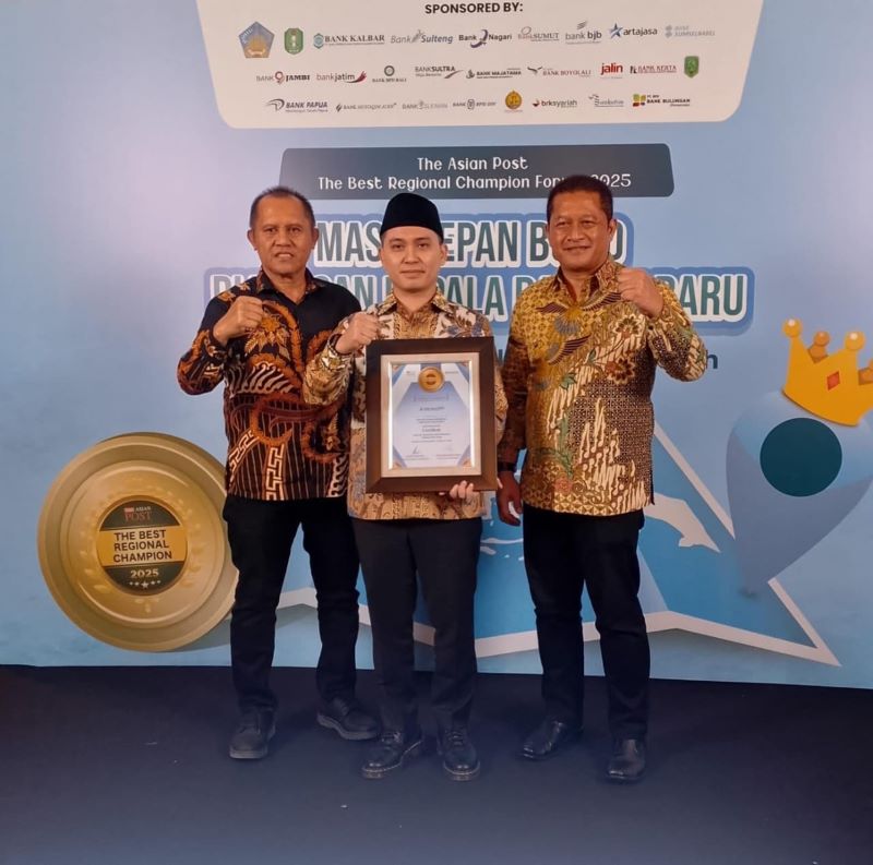 PRESTASI BERGENGSI: Bupati Mojokerto Muhammad Albarraa, didampingi Komisaris Utama Teguh Gunarko dan Direktur Utama PT. BPR Majatama Perseroda Tri Hardianto menerima penghargaan bergengsi.