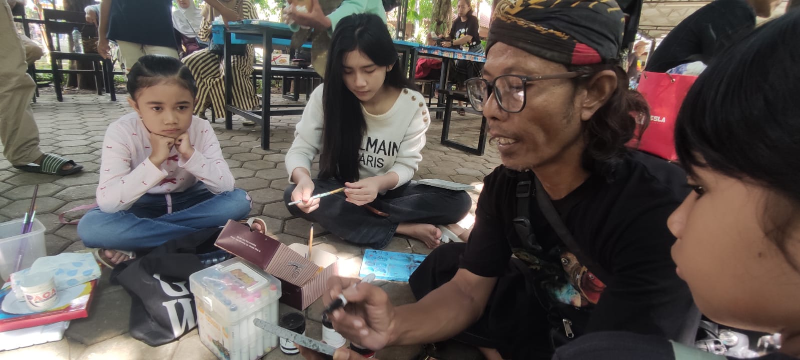 PRAKTIS: Kegiatan melukis di atas batu yang digelar di Maha Vihara Majapahit, Trowulan, pekan lalu.