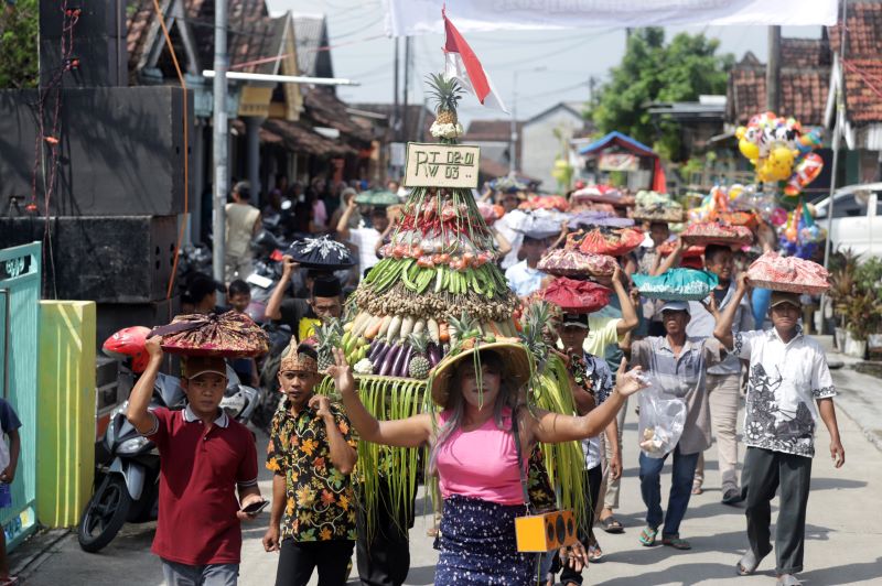 MELIMPAH RUAH: Warga Dusun Manyarsari mengarak hasil bumi menuju Balai Desa dalam kegiatan Sedekah Bumi, Sabtu (17/5).