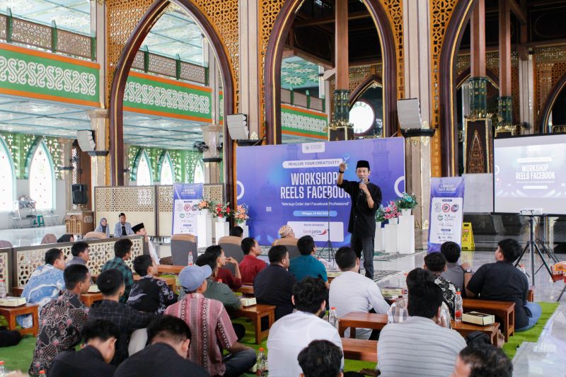 LEBIH PRODUKTIF: Pemuda di Mojokerto Raya belajar ilmu pelatihan digital konten media sosial di Masjid Al Fattah, Gang Kauman 5, Minggu (18/5).