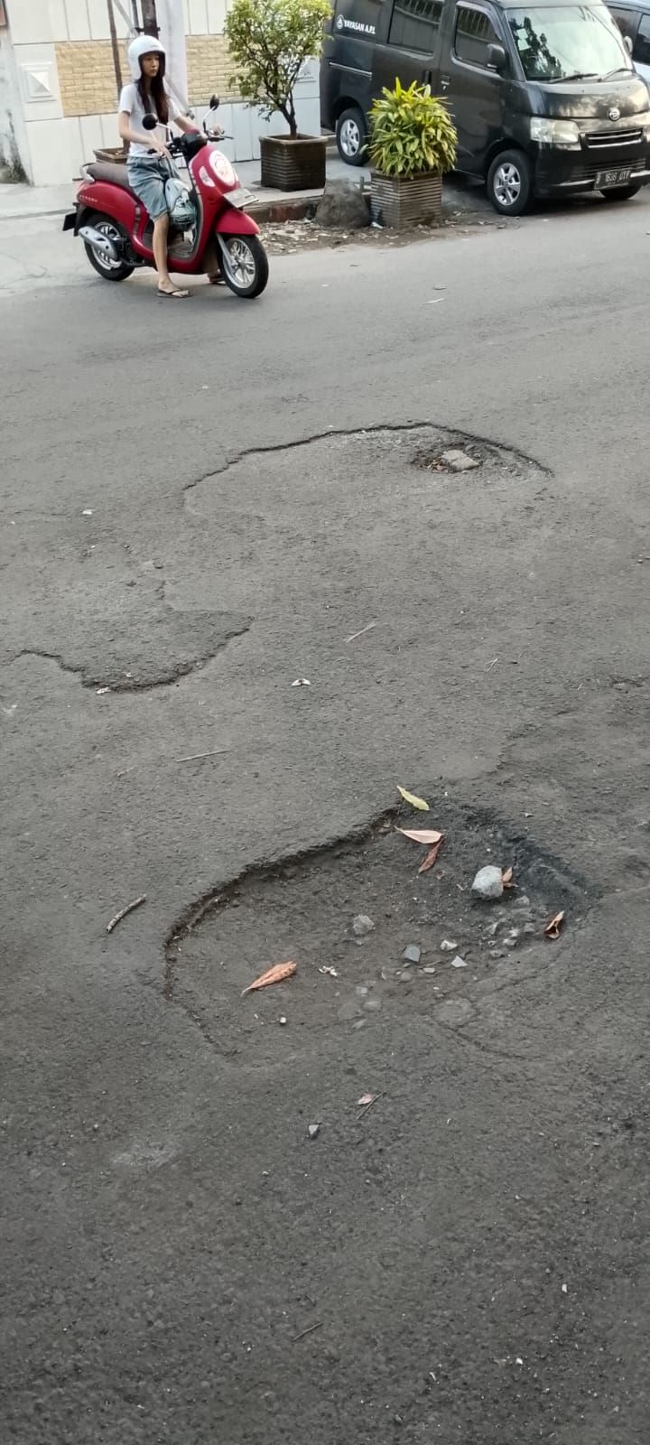 LUBANG BEKAS GALIAN: Kondisi ruas Jalan HOS Cokroaminoto yang berlubang kerap membahayakan pengguna jalan, kemarin (18/5).