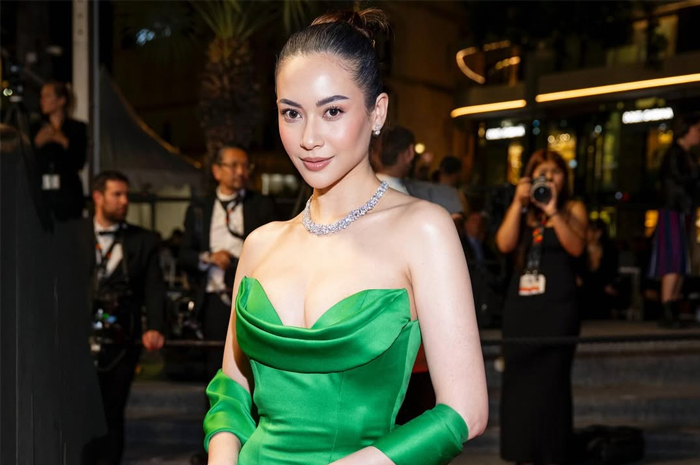 Dari Puteri Indonesia Menuju Cannes Film Festival, Elvira Devinamira dengan Tampil Memikat dalam Balutan Gaun Hijau Emerald. Sumber Ig elviraelph