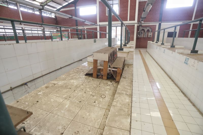 MELOMPONG: Kondisi los di dalam Pasar Rakyat Prapanca, Kelurahan Mentikan, Kecamatan Prajurit Kulon, Kota Mojokerto yang masih lowong.