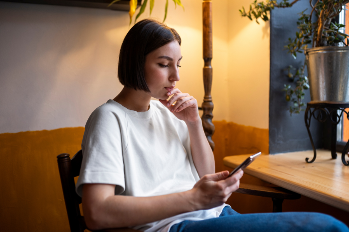 Ilustrasi Seseorang dengan Kepribadian Introvert (Sumber: Freepik.com/@gratispik)