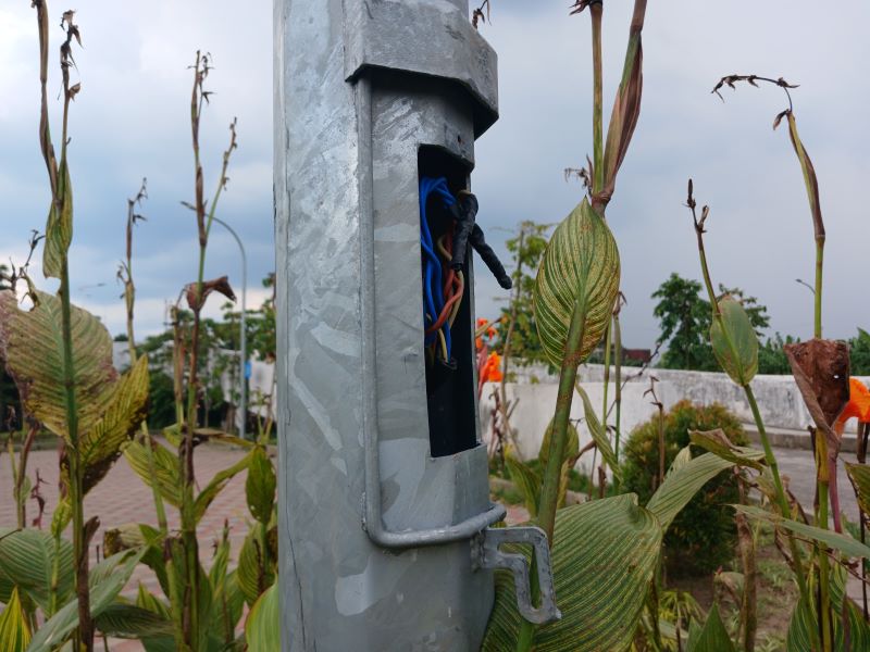 SASARAN PENCURIAN: Besi penutup tiang lampu penerangan terpasang di area taman TBM, Kota Mojokerto. Sebagian besar besi hilang.