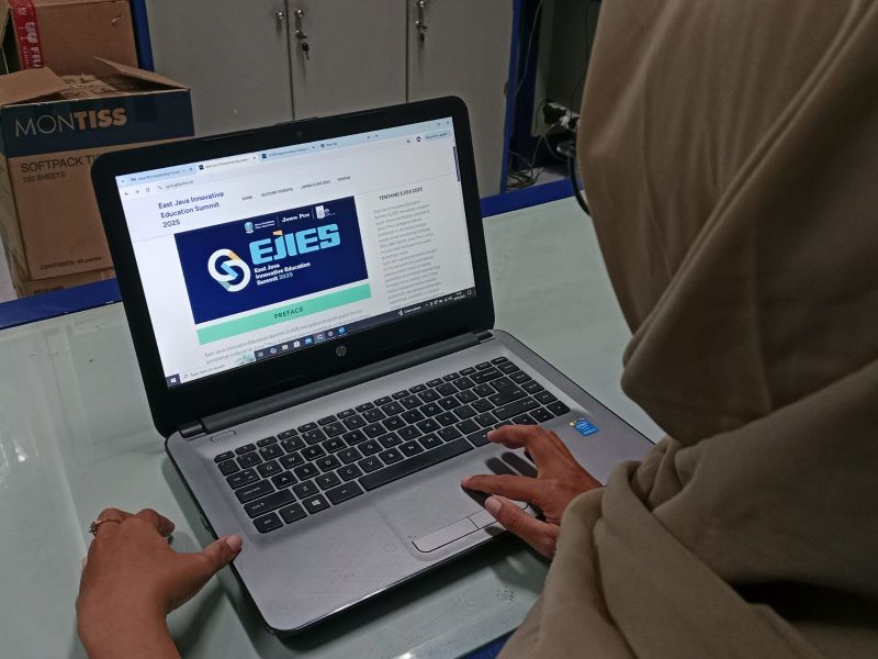 AKAN DISELEKSI: Ratusan karya ilmiah inovasi guru dan tenaga kependidikan lembaga di bawah lingkup Cabdindik dalam pengecekan panitia, kemarin (19/5).