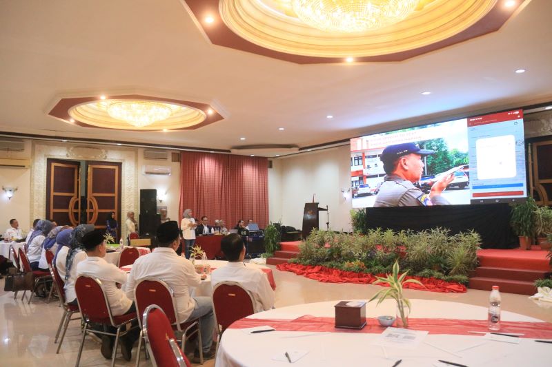 KOMPAK: Bupati Muhammad Albarraa dengan istri dan Wabup M. Rizal Oktavian serta Sekdakab Teguh Gunarko bersama jajaran perangkat daerah usai meluncurkan aplikasi SUHITA mobile di Vanda Gardenia Hotel,