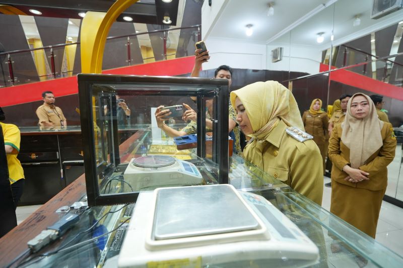 DICEK: Wali Kota Mojojokerto Ika Puspitasari saat meninjau pelaksanaan uji tera di salah satu toko emas, Senin (19/5).