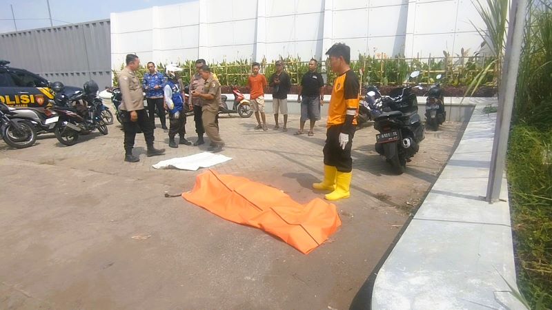 KORBAN JIWA: Jasad korban dievakuasi petugas ke RSUD dr Wahidin Sudiro Husodo Kota Mojokerto untuk divisum.