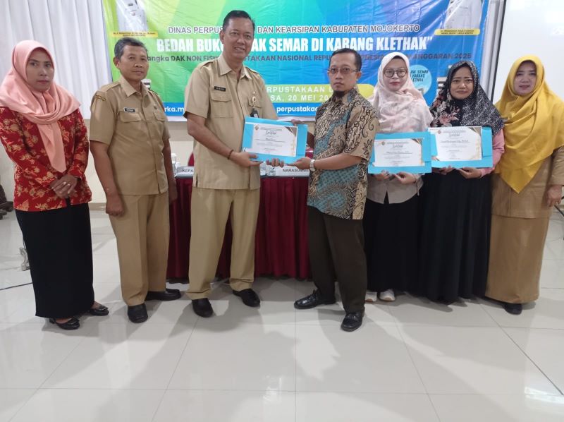 KARYA LOKAL: Kegiatan Bedah Buku Jejak Semar di Karang Kletak, karya para penulis lokal Kabupaten Mojokerto mendapat sambutan hangat masyarakat di aula Disperka Kabupaten Mojokerto, Selasa (20/5).