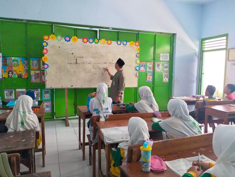 AKTIVITAS PEMBELAJARAN: Proses kegiatan belajar mengajar di salah satu madrasah di Kabupaten Mojokerto. Saat ini, kalangan madrasah menerima kucuran bantuan operasional daerah dari Pemkab Mojokerto.