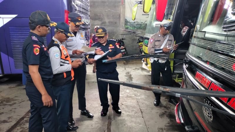 PENGECEKAN: Petugas dishub dan kepolisian melakukan sidak bus pariwisata di dua perusahaan otobus yang ada di wilayah Bangsal, kemarin.