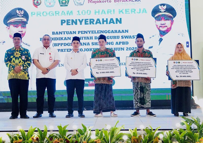 TEPAT SASARAN: Bupati Mojokerto Muhammad Albarraa menyerahkan bosda madin dan BPPDGS madin kepada penerima di GOR Surya Kencana Dispendik Kabupaten Mojokerto, kemarin (21/5).