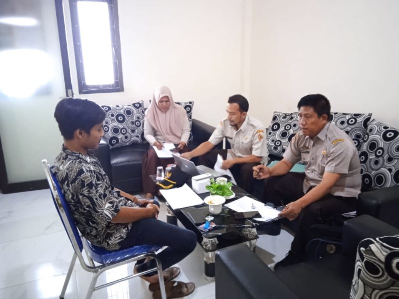 DIKLARIFIKASI: Petugas Bapenda Kabupaten Mojokerto melakukan klarifikasi kepada terduga salah satu oknum pemungut PBB P2 di Desa Lakardowo, Kecamatan Jetis, kemarin.&nbsp;