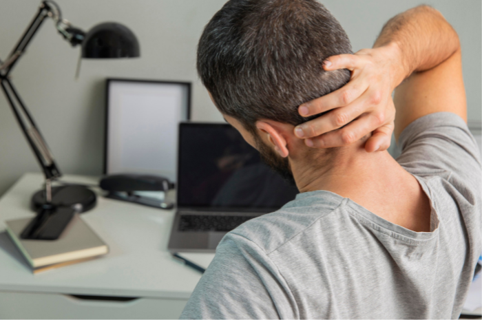 Waspada &lsquo;Tech Neck&rsquo;! Ancam Kesehatan Leher dan Tulang Belakang Akibat Gadget (Sumber: Freepik.com/@gratispik)