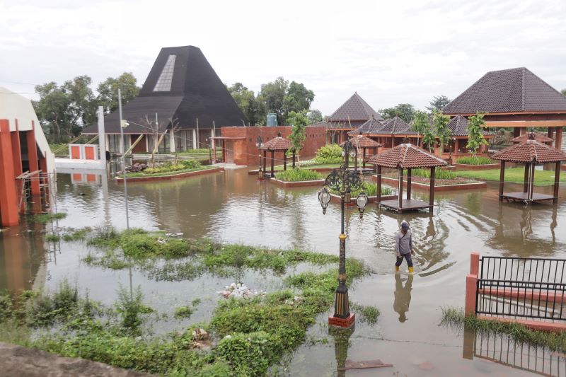 TERENDAM: Banjir menggenangi kompleks TBM, Kecamatan Prajurit Kulon, Kota Mojokerto, 9 Desember 2024.