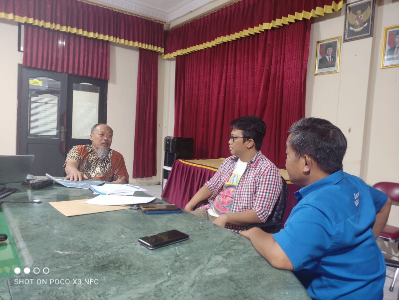KOLABORASI: Tim JPRM berdiskusi dengan pakar pendidikan dari salah satu universitas sebelum menilai karya untuk program EJIES, kemarin (21/5).