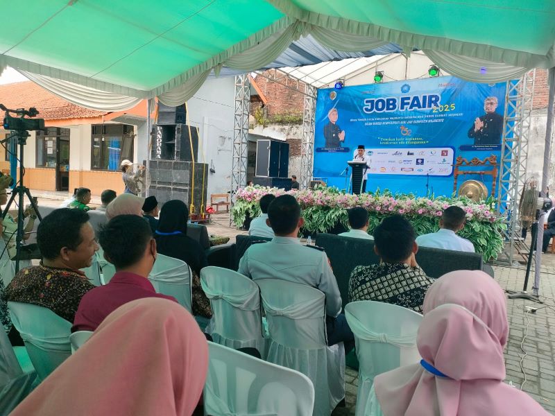 OPTIMISTIS: Bupati Muhammad Albarraa didampingi Kepala Disnaker Kabupaten Mojokerto Mohammad Taufiqurrohman membuka job fair di SMK Raden Rahmat, Mojosari, kemarin (21/5).&nbsp;