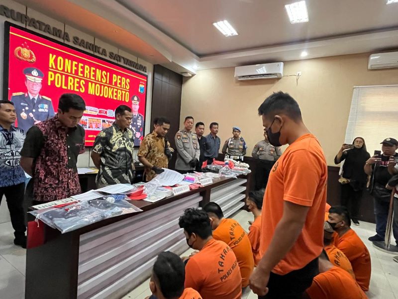 PENCURIAN: Tersangka H (kanan) turut dipajang dalam konferensi pers yang digelar Polres Mojokerto beberapa waktu lalu.