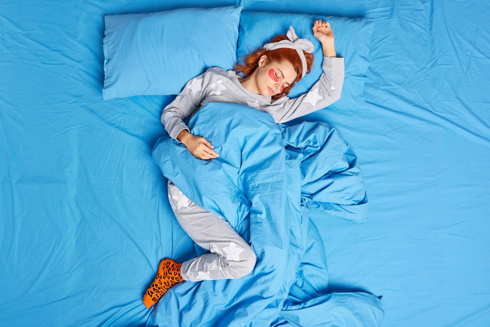 Sering Tidur dengan Satu Kaki Keluar Selimut? Ternyata Ini Alasannya! (Sumber: Freepik)