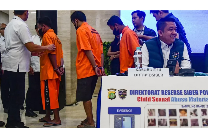 Para tersangka dihadirkan pada konferensi pers kasus Grup FB